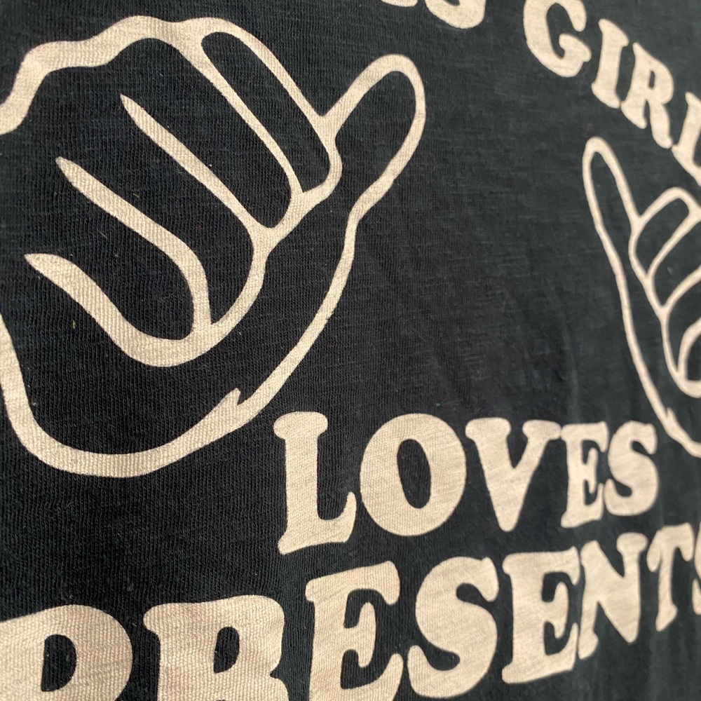 NWT Chaser ‘This Girl Loves Presents' Tee - Picture 2 of 7